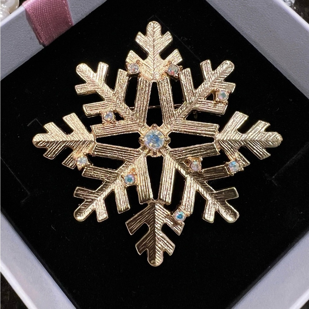 Vintage gold tone snowflake pin with crystals